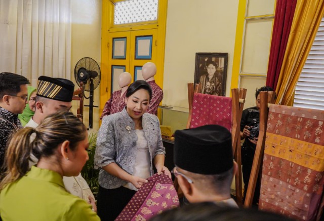 Airin Rico Waas Dorong Pengrajin Tenun Songket Melayu Kembangkan Warna Alam Ramah Lingkungan