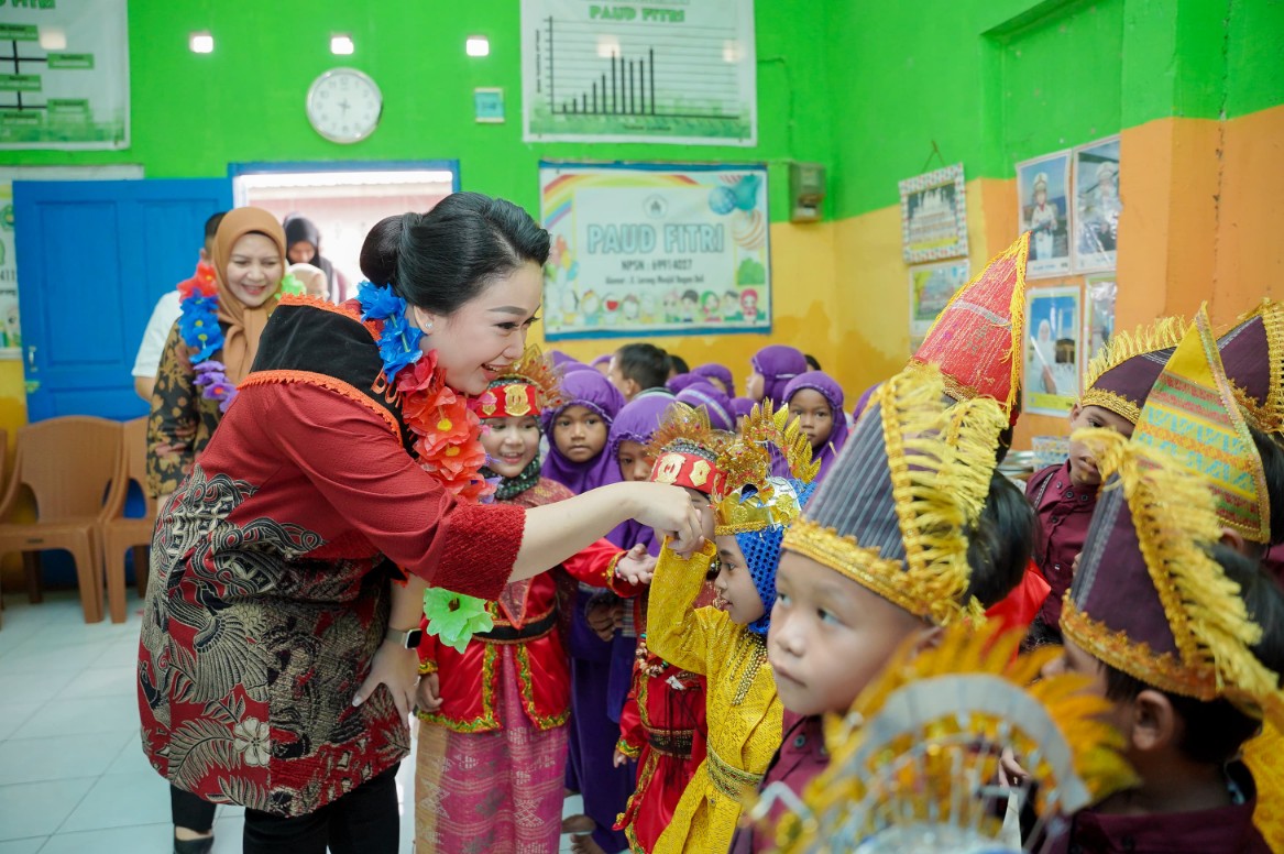 Bantu Pemenuhan Gizi Anak, Airin Rico Waas Berikan Makanan Tambahan di TK Azhura Kelurahan Rengas Pulau