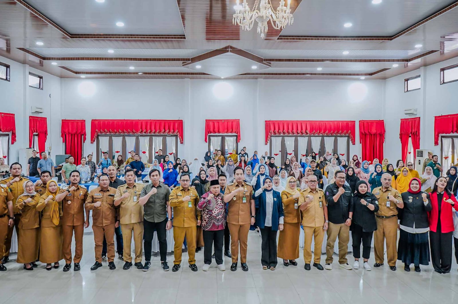 Perluas Pasar UMKM Medan, Rico Waas Serahkan Sertifikasi Halal pada 100 UMKM