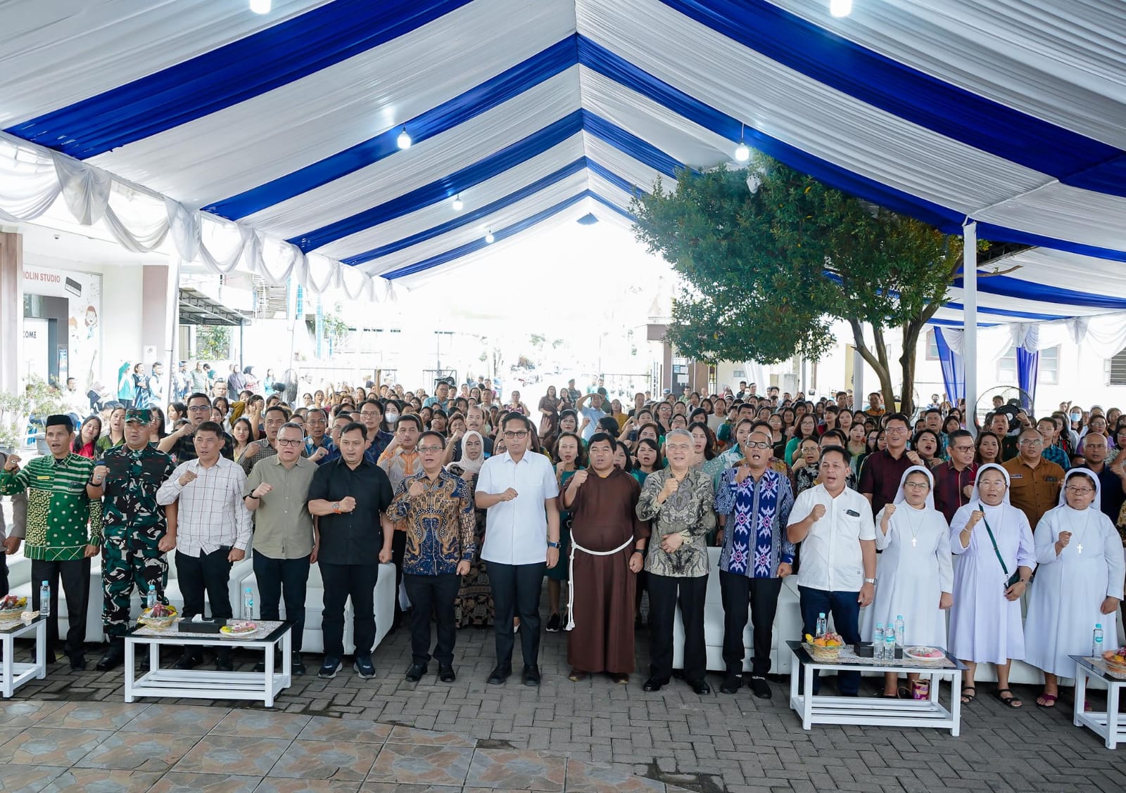 Safari Natal di Gereja Katolik Paroki Santo Antonius Dari Padua, Rico Waas Ajak Warga Saling Menguatkan dan Memulihkan Medan Pascabanjir