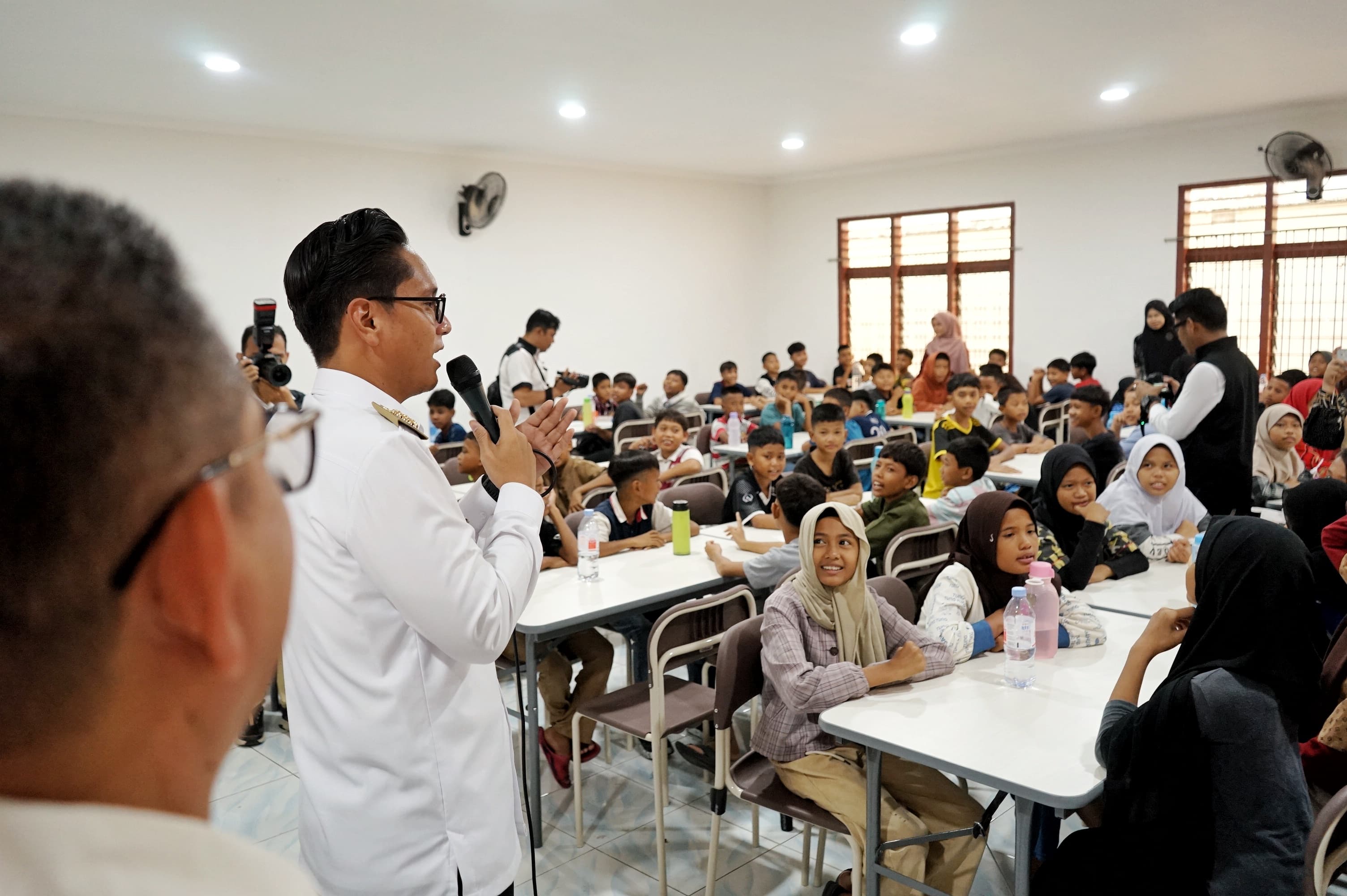Tinjau Sekolah Rakyat Kota Medan, Rico Waas Ingatkan Siswa Rajin Belajar Untuk Menggapai Cita-Cita