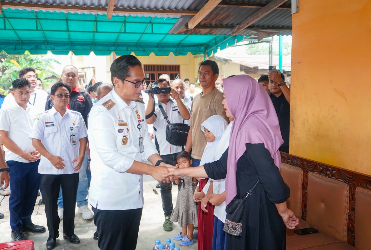 Rasakan Duka Mendalam, Rico Waas Serahkan Santunan Kepada Keluarga Almarhum Pegawai Non ASN Yang Meninggal Akibat Kecelakaan Kerja