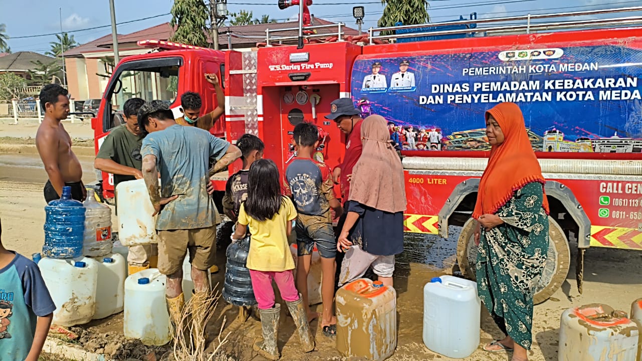 Misi Kemanusiaan Sebulan Penuh, Personel Damkarmat Kota Medan Bahu-Membahu Bersihkan Aceh Tamiang Pancabanjir