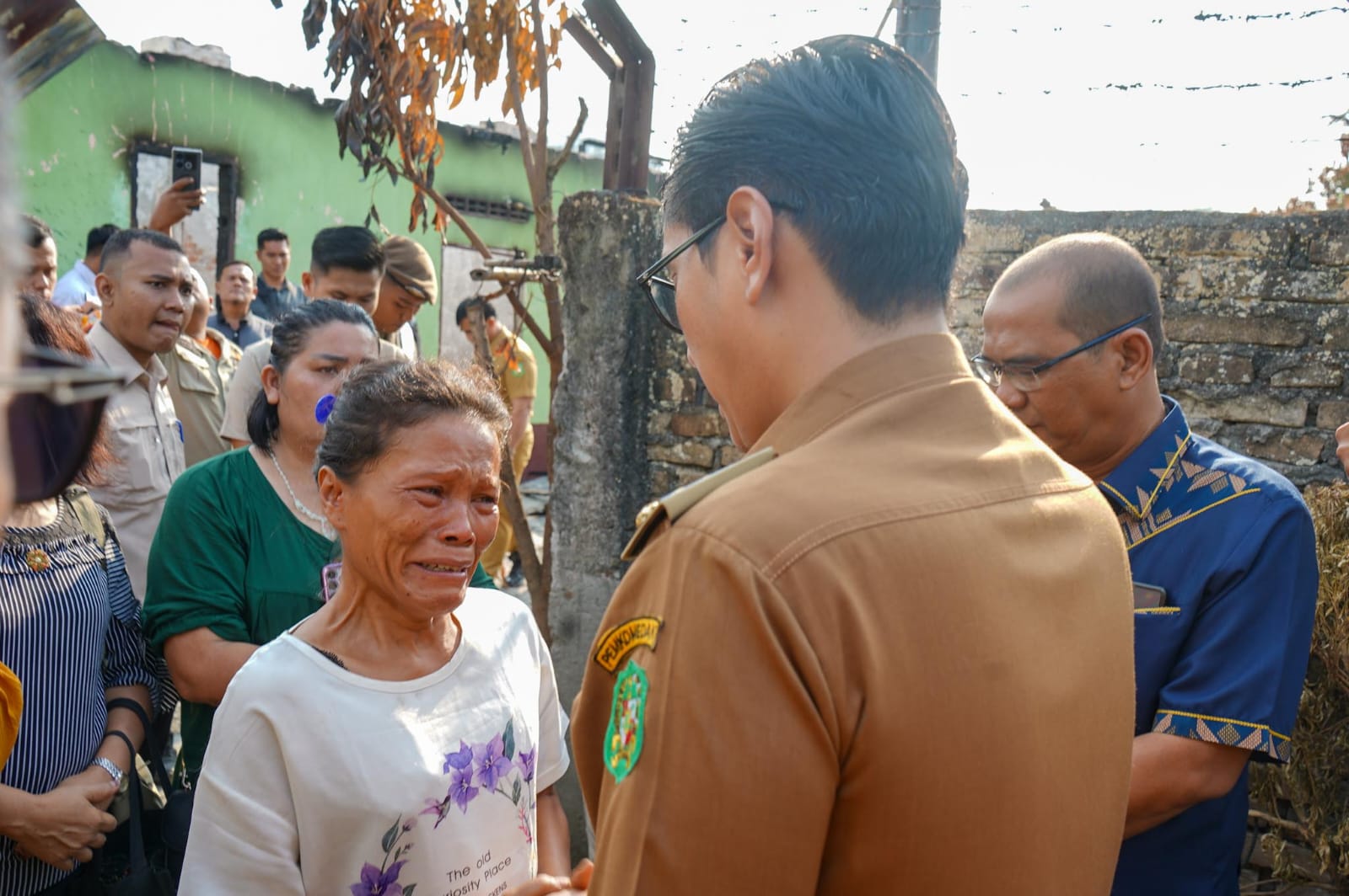 Kunjungi Korban Kebakaran di Kelurahan Kesawan, Rico Waas Salurkan Bantuan Logistik