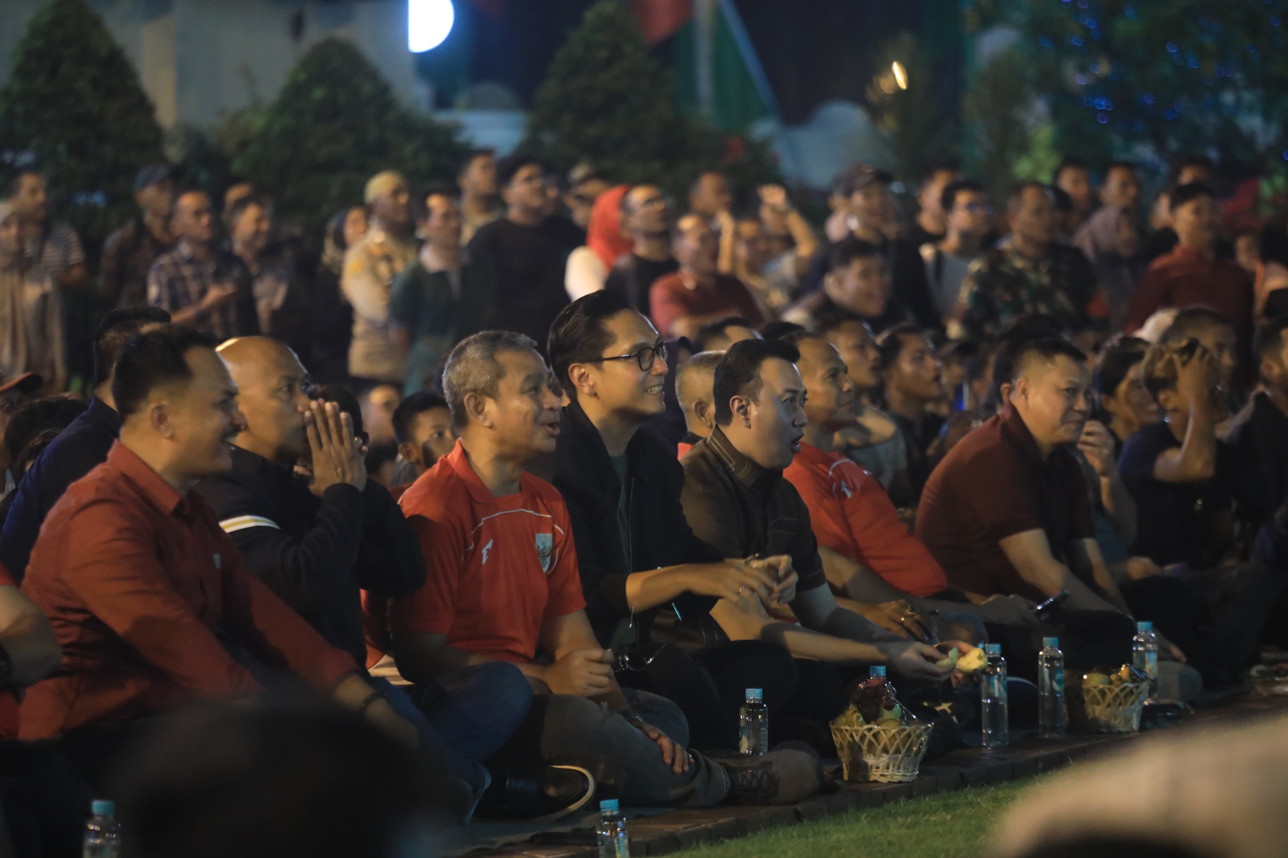 Respect Untuk Timnas Indonesia, Rico Waas Duduk Lesehan Bersama Ribuan Masyarakat Nobar Final Piala AFF U-23