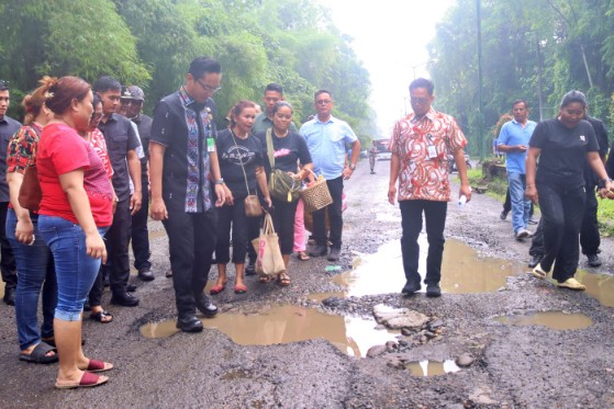 Tinjau Jalan Rusak dan Tanah Amblas di Pasar Induk Lau Cih, Rico Waas: Minggu Depan Jalan Akan Diperbaiki