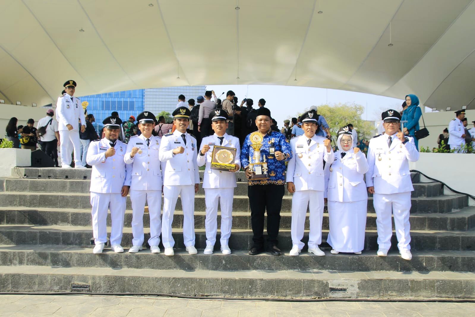 Penerimaan Piala dan Piagam hadiah Kelurahan Tangkahan sebagai Juara Harapan Terbaik Pertama Tingkat Kota Medan