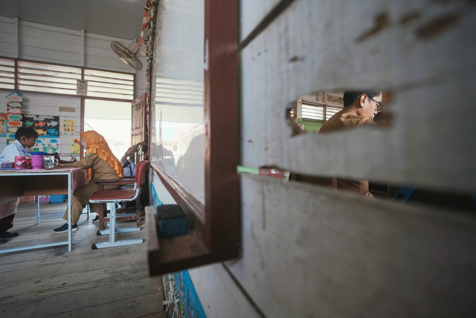 Atap dan Lantai Kayu Mulai Keropos, Rico Waas Beri Perhatian Khusus untuk Sekolah Dasar di Kampung Nelayan Belawan