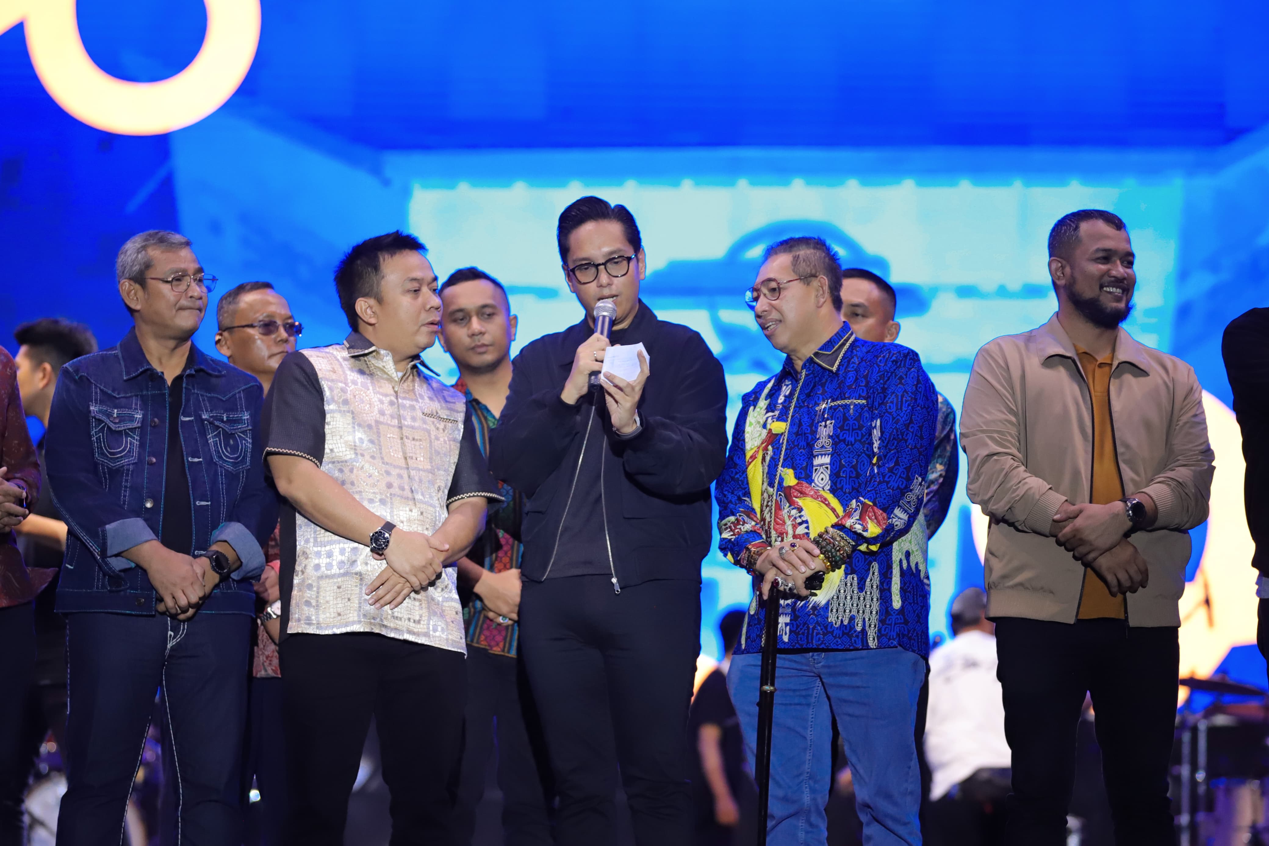 Ribuan Warga Larut Dalam Kegembiraan, Fajar Noor dan Armada Meriahkan Panggung Hiburan Rakyat Colorful Medan Carnival 2025