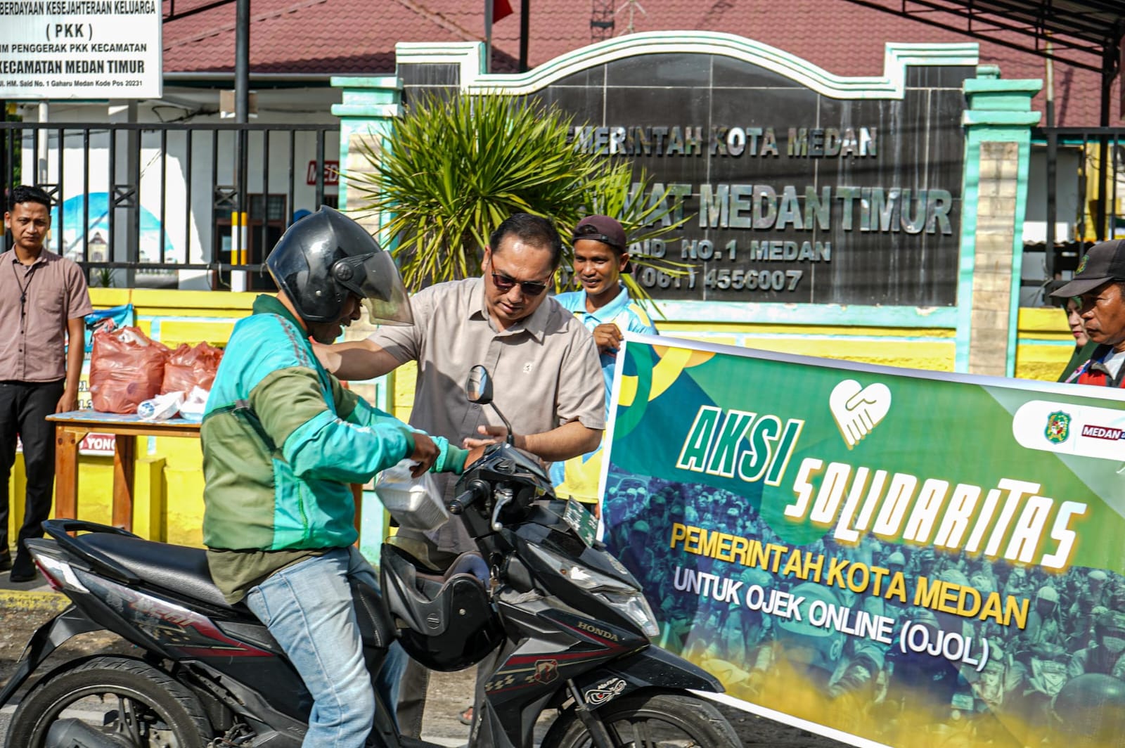Melalui Kecamatan dan Kelurahan, Pemko Medan Bagikan Puluhan Ribu Sarapan kepada Pengemudi Ojol