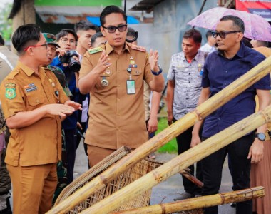 Tinjau Jembatan Gantung Kota Bangun Yang Rusak, Wali Kota Medan Prioritaskan Penguatan Sementara