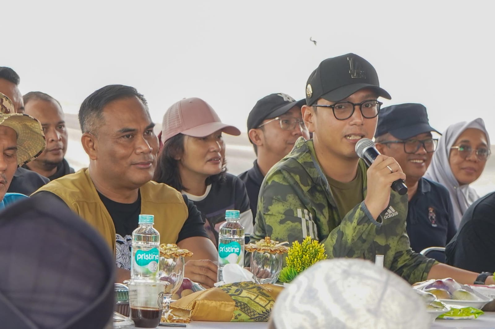 Warga Ungkapkan Terima Kasih pada Rico Waas atas Program Tebus Ijazah