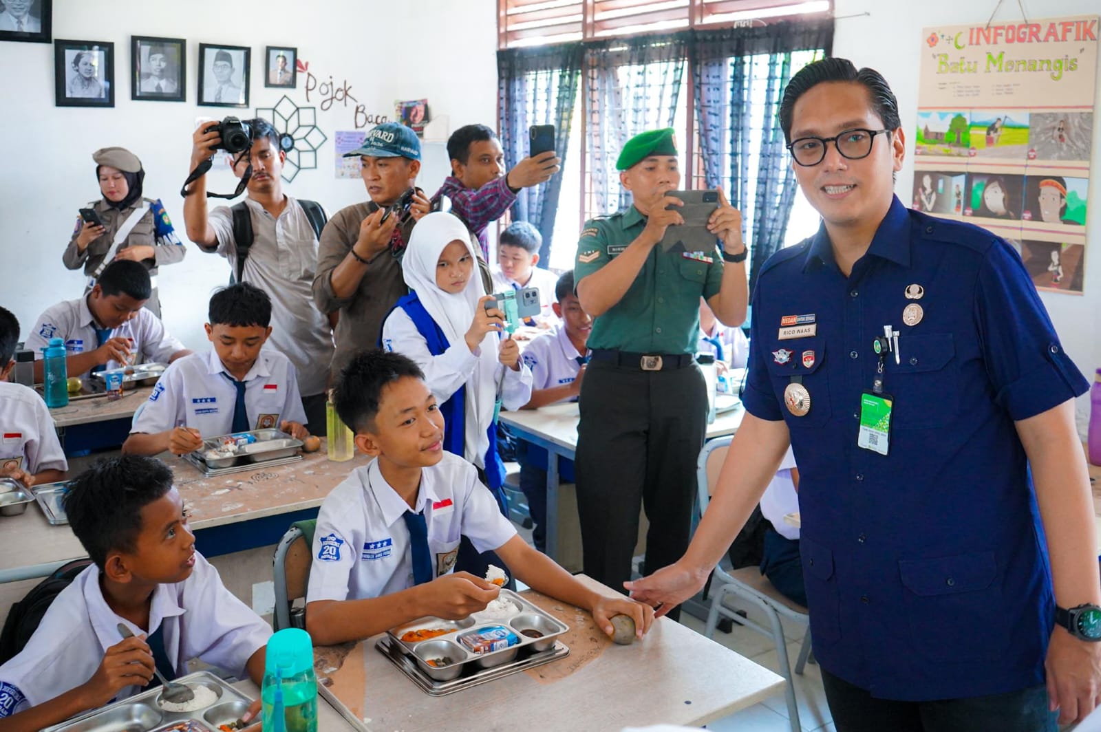 Dukung Penuh Program Makan Bergizi Gratis, Rico Waas Tinjau Langsung Pelaksanaan di SMPN 20