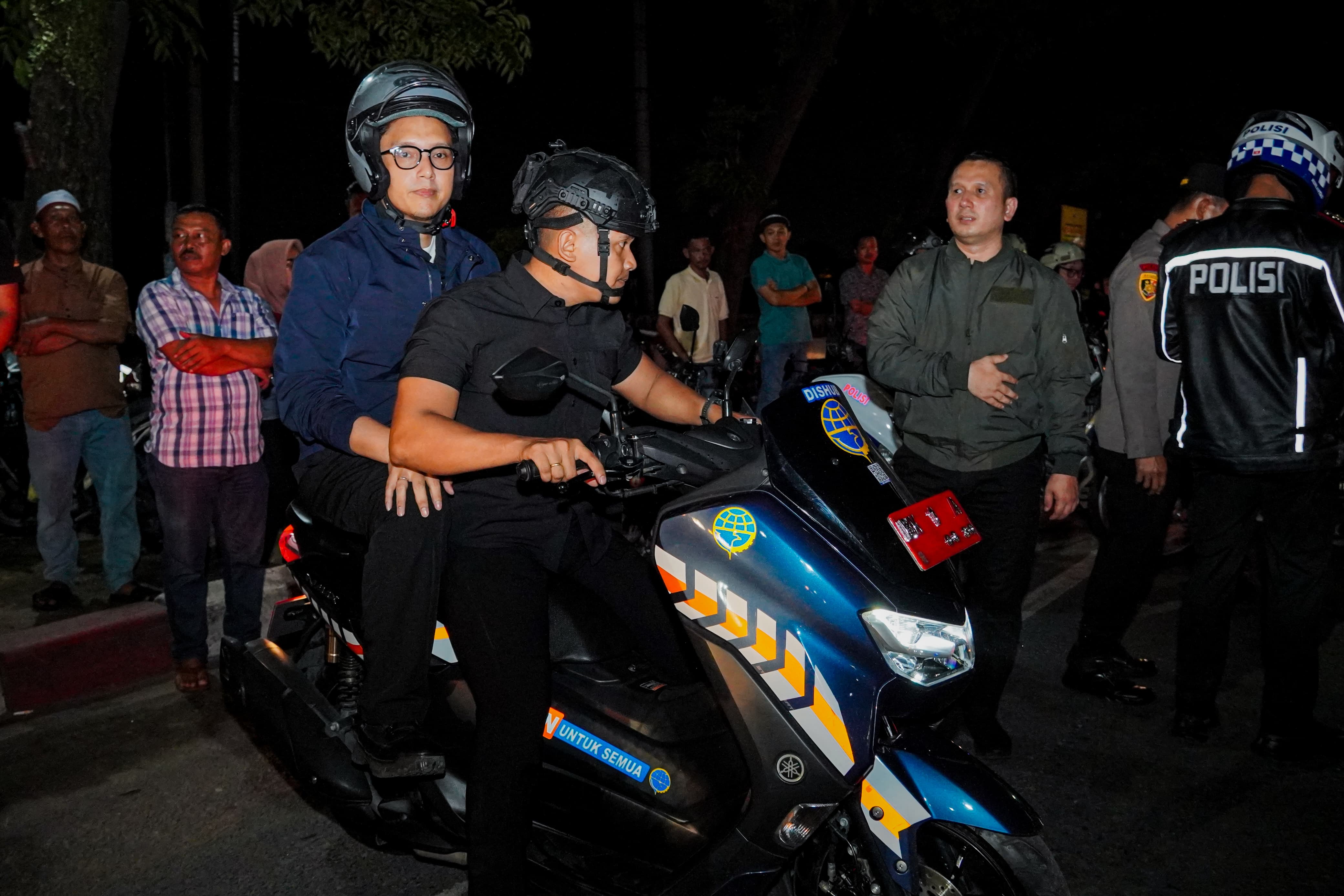 Rico Waas Patroli Malam Bersama Polrestabes Medan, Pastikan Kondisi Keamanan Kota Medan Tetap Kondusif Dengan berboncengan menggunakan sepeda motor Wali Kota Medan Rico Tri Putra Bayu Waas