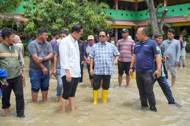 Rico Waas Kunjungi dan Salurkan Bantuan Logistik untuk Pengungsi Banjir